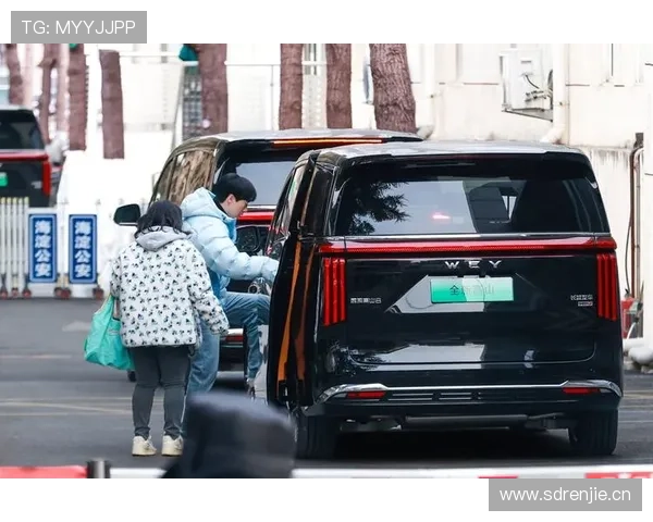 卢玉菲居然靠一顿饭豪掷上万，普通吃瓜群众羡慕到发抖！