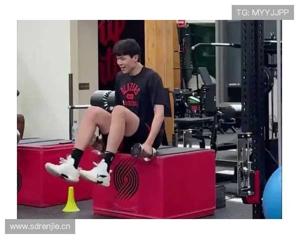 杨瀚森训练间隙买了几千块护肤品？这画风和球场上完全不搭啊！