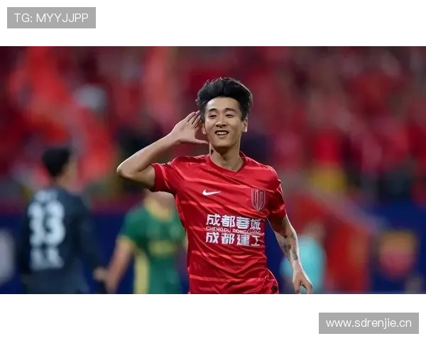 韦世豪居然在家一身便服，跟球场上的那个狂野哥根本不是一个人啊！